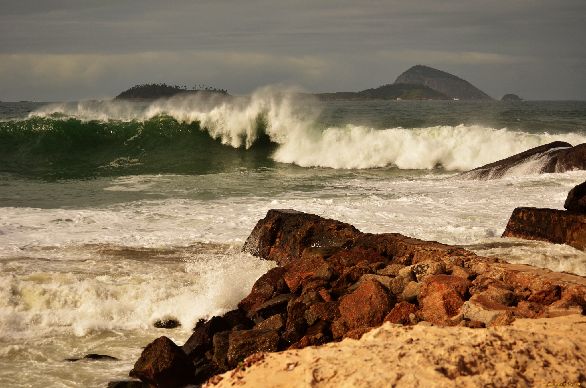 Берег океана в шторм. Португалия-скалы шторм. Море скалы шторм Крым. Бушующее море. Море волны скалы.